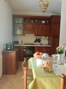 a kitchen with a table with a bowl of fruit on it at L'angolo di Anna in Pieve di Soligo