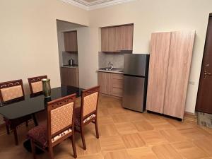 Dapur atau dapur kecil di Shirvanzade Apartment