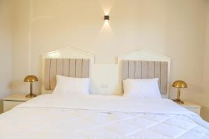 Ένα ή περισσότερα κρεβάτια σε δωμάτιο στο Royal Nile Villas - Nile View Apartment 2