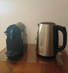 a coffee maker and a toaster sitting on a table at L'angolo di Anna in Pieve di Soligo