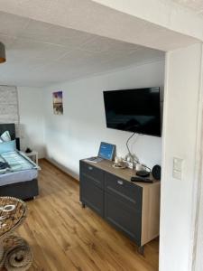 Zimmer mit einem Bett und einem Schreibtisch mit einem Laptop in der Unterkunft Zum Segler in Rostock