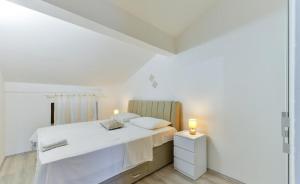 Postel nebo postele na pokoji v ubytování Apartmant Franica with heated pool and jacuzzi + 16 fotografií