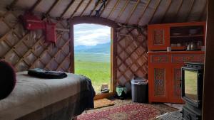 Habitación con cama y ventana con vistas. en Iceland yurt, en Akureyri