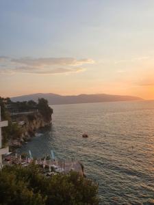 - une vue sur une étendue d'eau au coucher du soleil dans l'établissement Darla Sea View Apartment, à Vlorë