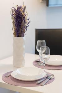 Una mesa con un plato y dos vasos encima. en Studio Jerozolimskie 216 with Parking by Noclegi Renters, en Varsovia 13 fotos más