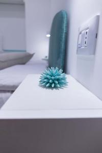 維耶特里的住宿－Al Chiaro di Luna Luxury Suites AMALFI COAST，坐在白色柜台上的蓝色小植物