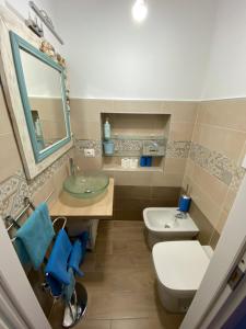 La salle de bains est pourvue d'un lavabo, de toilettes et d'un miroir. dans l'établissement Trentova special rooms- locazione turistica, à Agropoli