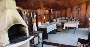 a room with an oven with a table and chairs at Pensiunea Agroturistica Matis in Râșca