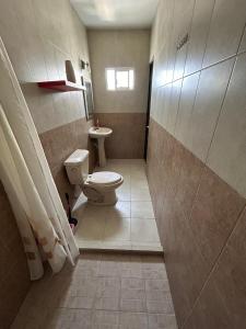 y baño con aseo y lavamanos. en Habitaciones Amuebladas Castillo98 en Veracruz