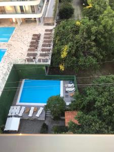 uma vista sobre uma piscina com espreguiçadeiras e uma piscina em Guesthouse Data em Gonio