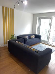 Posezení v ubytování Stylish 2 bedroom apartment in the heart of Epsom town centre
