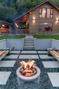 a fire pit in a yard in front of a house at Cabana Ruth in Valea Ierii