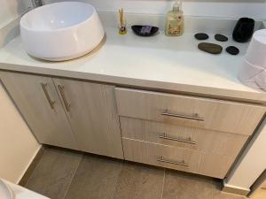 un comptoir de cuisine avec un évier et un bol dessus dans l'établissement Apartasuite moderna - en el corazón del poblado medellín, à Medellín 44 autres photos