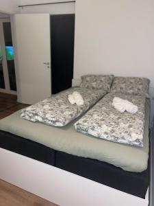 Una cama con dos almohadas encima. en Family-Friendly Apartment close to the beach en Rød