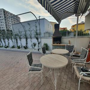 My Apartments Durres的阳台或露台