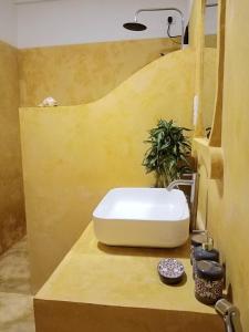 baño con lavabo blanco en la encimera en Sri Lanka Surf Villa Domus Graziella, en Ahangama