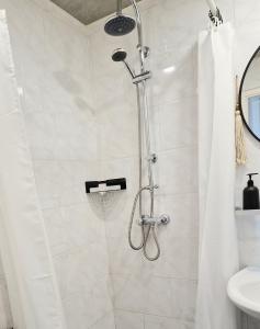 een badkamer met een douche en een douchegordijn bij Steef's vakantiehuis zuid limburg in Simpelveld
