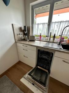 een keuken met een oven in het midden van een aanrecht bij Wiehler- Ferienwohnung in Wiehl