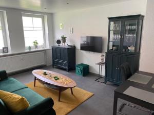ein Wohnzimmer mit einem Sofa und einem Couchtisch in der Unterkunft Ferienwohnung in Marsberg-Oesdorf 