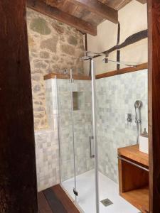 eine Dusche mit Glastür im Bad in der Unterkunft LA CASA DEL HORNO in Hornedo