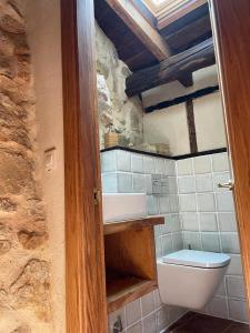 uma casa de banho com um WC e um lavatório em LA CASA DEL HORNO em Hornedo