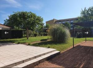 ein Park mit Treppen und ein Gebäude im Hintergrund in der Unterkunft La maison ensoleillée in Lapalisse