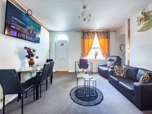 ein Wohnzimmer mit einem Sofa und einem Tisch in der Unterkunft Luxury and lovely Cosy well equipped home with Free Parking and Free Fast WiFi in Morley