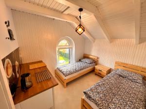 mały pokój z 2 łóżkami i oknem w obiekcie CHARZYKOWSKIE TARASY w Charzykowach