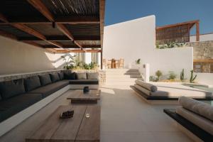 a living room with a couch and a hot tub at Bard De Sol in Mýkonos City