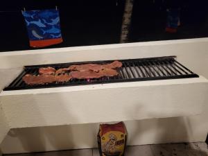 una parrilla con un poco de carne encima en Villa Elenita - Sol y Calor !, en Parrita