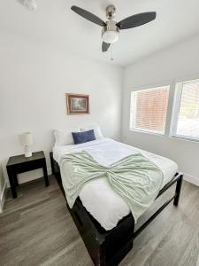 a bedroom with a bed with a ceiling fan at Sleepover Trendy Downtown Springfield Apartments in Springfield