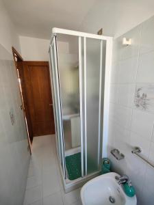 W łazience znajduje się prysznic i umywalka. w obiekcie La Casa di Vandina w mieście Senigallia