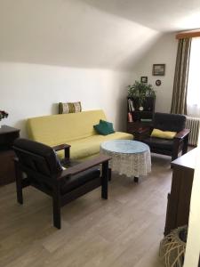 uma sala de estar com um sofá e uma mesa em Vila Kysuca em Luhačovice