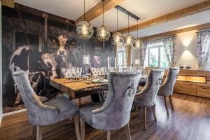 a dining room with a table and chairs at Der Weberhof/Pension Willibald in Bad Tölz