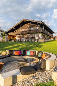 a building with a fire pit in front of it at Der Weberhof/Pension Willibald in Bad Tölz