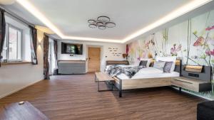 - une chambre avec un lit et une télévision dans l'établissement Der Weberhof/Pension Willibald, à Bad Tölz