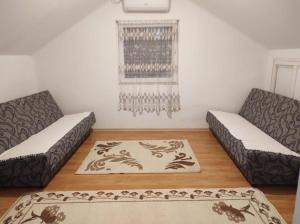 ein Wohnzimmer mit 2 Sofas und einem Teppich in der Unterkunft JJ apartments in Novi Pazar