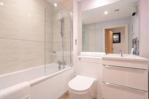 La salle de bains est pourvue de toilettes, d'une douche et d'un lavabo. dans l'établissement Glamorous Central Apartment, à Londres