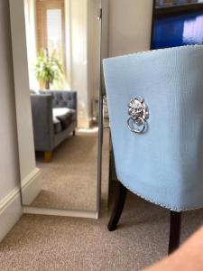 un anillo en una silla frente a un espejo en 5 min from the beach ,parking in Guest House, en Bournemouth