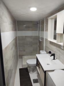 ein Badezimmer mit Toilette und Waschbecken in der Unterkunft JJ apartments in Novi Pazar