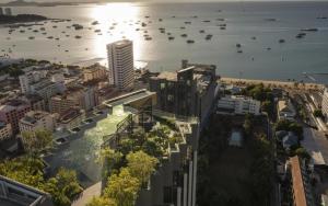 una vista aérea de una ciudad con barcos en el agua en The Edge Infinity en Pattaya Central