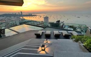 una vista del océano desde el techo de un edificio en The Edge Infinity en Pattaya Central