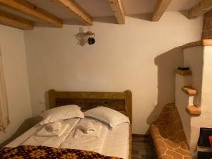 Postel nebo postele na pokoji v ubytování Casa cu șindrilă
