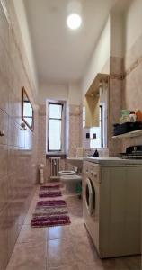 ein großes Bad mit einer Waschmaschine und einem Teppich in der Unterkunft Ottimo appartamento " Pala Alpitour" in Turin