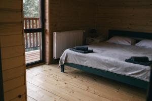 ein Schlafzimmer mit einem Bett in einem Blockhaus in der Unterkunft Бриндуш in Tatariw