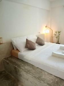 una cama blanca con almohadas en una habitación en Sri Lanka Surf Villa Domus Graziella, en Ahangama