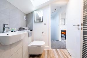 a white bathroom with a toilet and a sink at Hosta Group - Prestige 1 Bed Apartment - The Orange in Cambridge