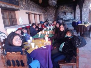 um grupo de pessoas sentadas à mesa em HOTEL RINCÓN MAGICO REAL DE CATORCE em Real de Catorce