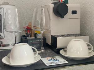 ボーンマスにある5 min from the beach O2 academy shared kitchenの白いカップ2つとコーヒーメーカーが置かれたカウンター +20枚の写真