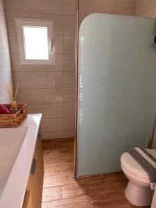 een badkamer met een douche, een toilet en een wastafel bij Relaxing Experience in Chersonissos